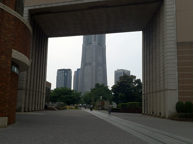 ナビオス横浜の建物の下の写真